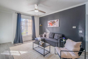 Deluxe 1BD King Bed Pool, Hot Tub, Gym, Parking